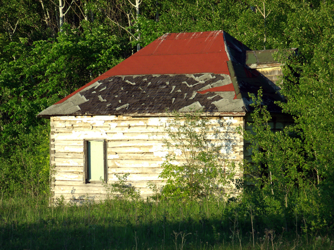 Scorching Sun on Pioneer's House Selkirk, Manitoba Canada