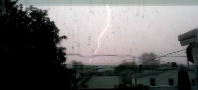 Lightning crashes Cornwall, ON