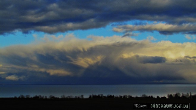 une belle montagne de nuages Lac Saint-Jean, QC