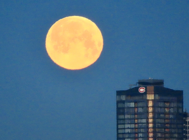 Coucher de pleine lune sur Montréal Saint-Lambert, Québec, CA