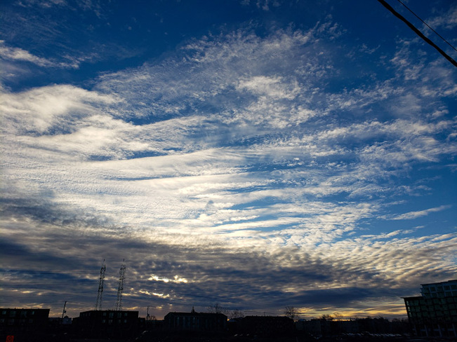 Ciel bleu et beaux nuages. 16avr.2024 (jg) Laval-des-Rapides, QC
