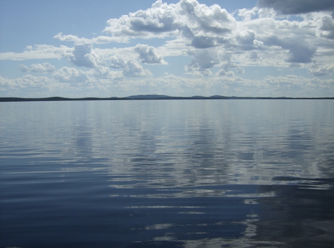 lac exceptionellement calme Chibougamau, Quebec Canada