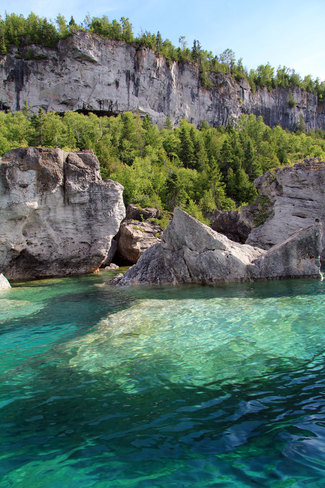 Crystal Clear waters of Georgian Bay on the Bruce Peninsula The Grotto, Tobermory, ON