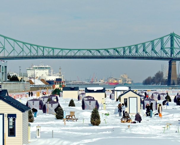 PÃªche sur la glace dans le Vieux-Port Montréal, QC