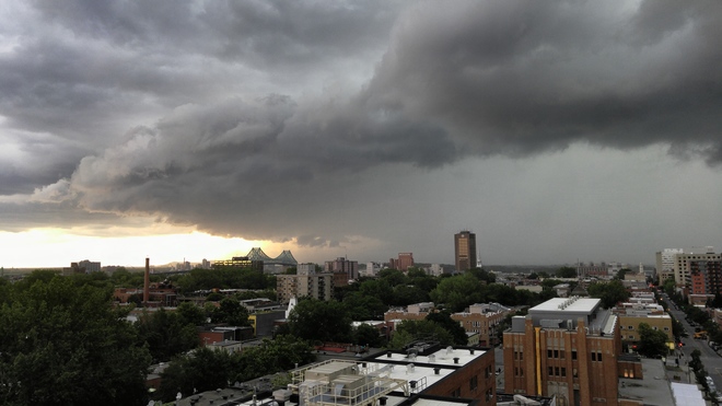 l'orage arrive en ville Montréal, QC