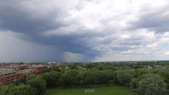 Vue du Stade Olympique prise au Parc Laurier. Attention à l'orage et la pluie. Montréal, QC