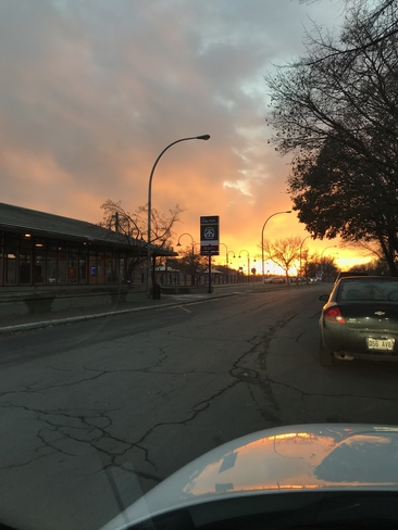 Superbe coucher du soleil Ã  la Gare Cedar Park Ã  Pointe-Claire. Pointe-Claire, Québec, CA