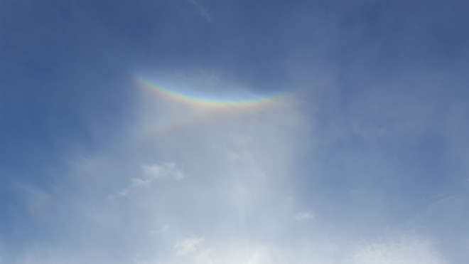 Double halo arc-en-ciel dans le ciel Laval, QC H7A 4C3