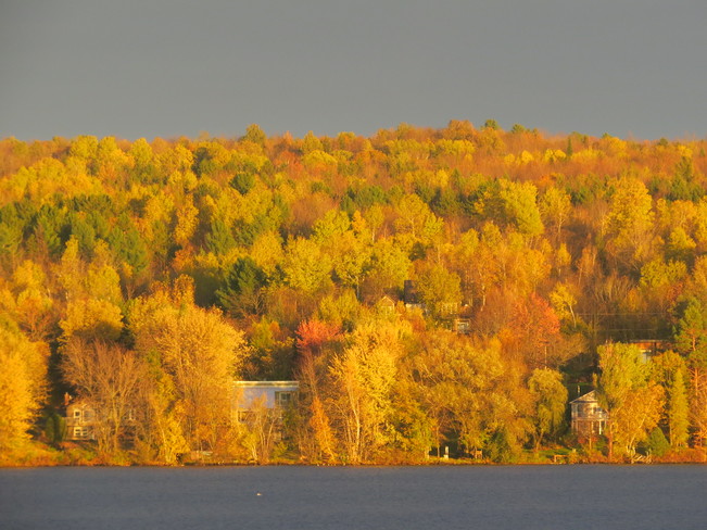 Clin d'oeil du soleil. Lac Magog, Québec