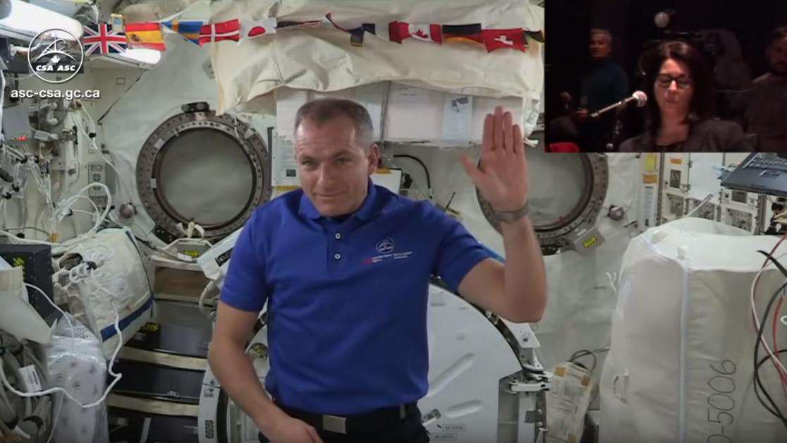 David Saint-Jacques, che indossa la sua polo dell'agenzia spaziale canadese