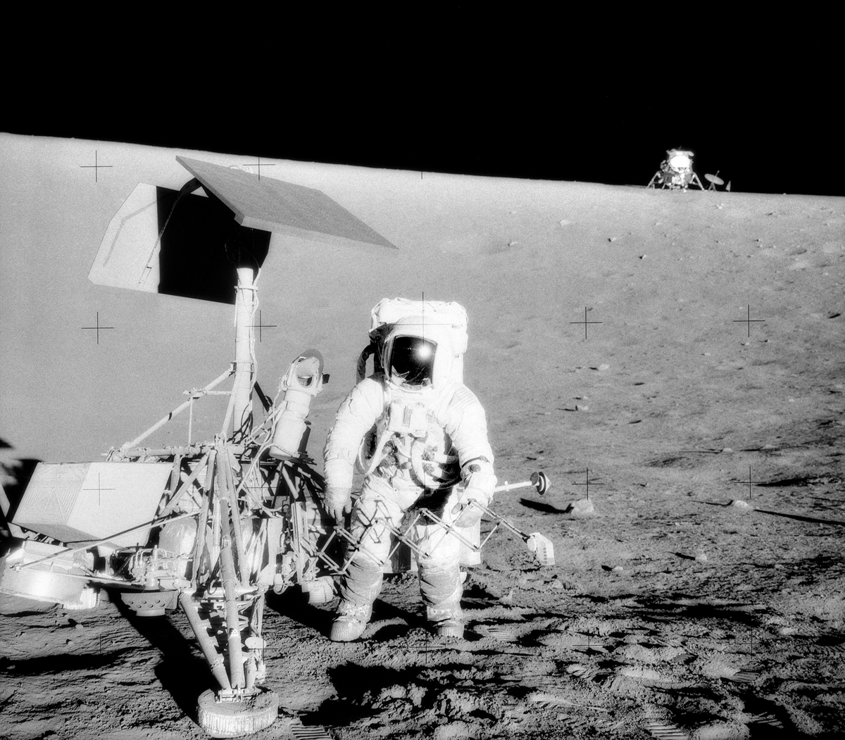 comandante dell'Apollo 12 Charles Conrad Jr si trova vicino al lander robotico Surveyor 3