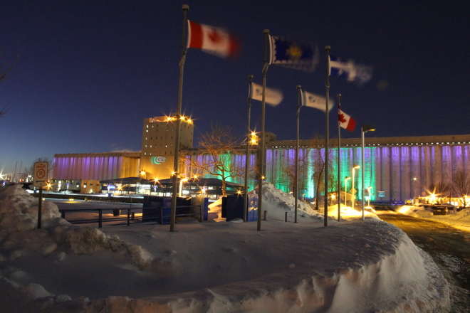 Fort vent sur les drapeaux du Vieux Port Québec, QC