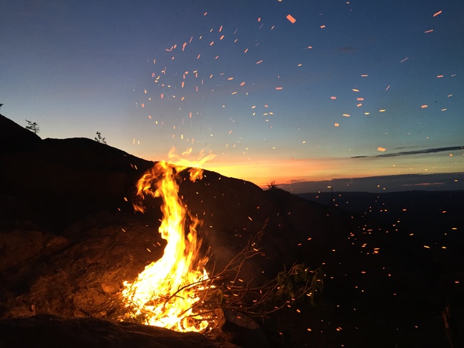 Un feu accompagnÃ© d'un magnifique coucher de soleil au mont Ham Sud. QC-257, Weedon, QC J0B 3J0, Canada