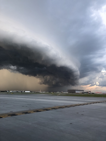 Thunderstorm approaching YUL Montréal, Quebec, CA