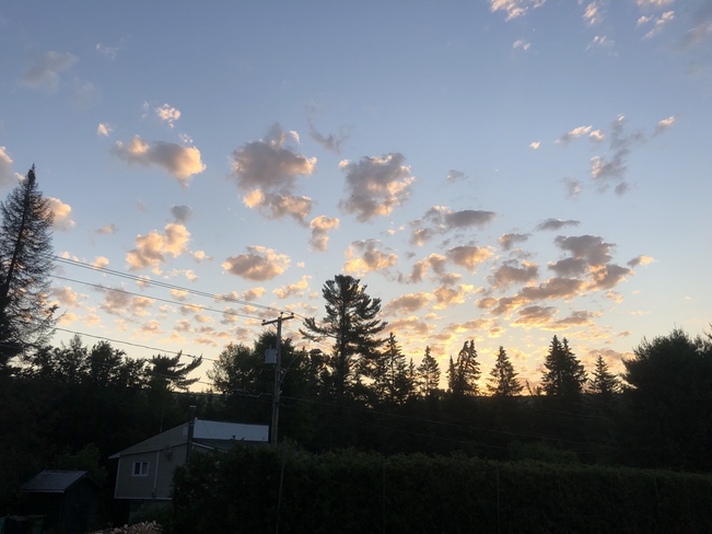 Un lever de soleil avec un ciel ouatÃ© Amherst, Québec, CA