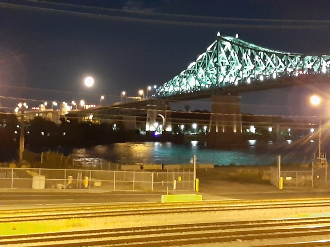 Belle lune sur MontrÃ©al illuminÃ©e! Montréal, QC
