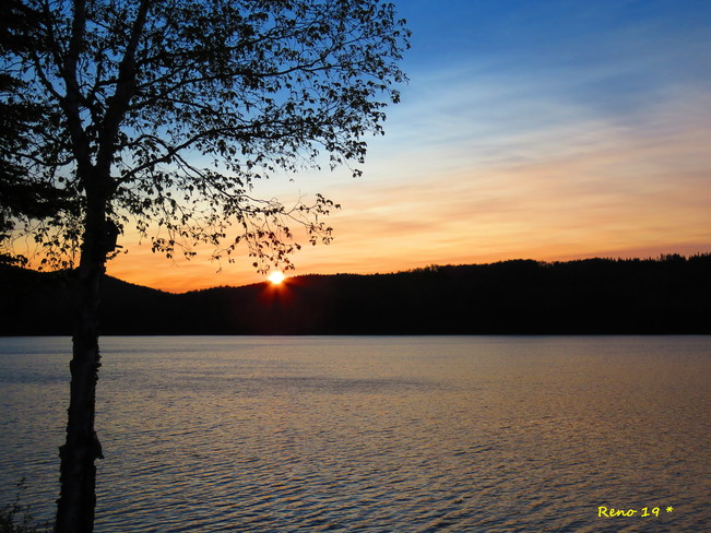 Les couleurs du mÃªme lever de soleil du 23 juin 2019. Lac Boucher, Zec Nordique, aux Escoumins.