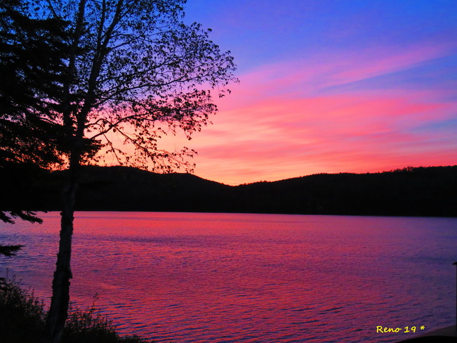 Les couleurs du mÃªme lever de soleil du 23 juin 2019. Lac Boucher, Zec Nordique, aux Escoumins.