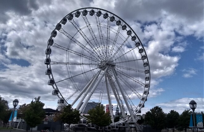 La grande roue dans les nuages Vieux Port de Montréal