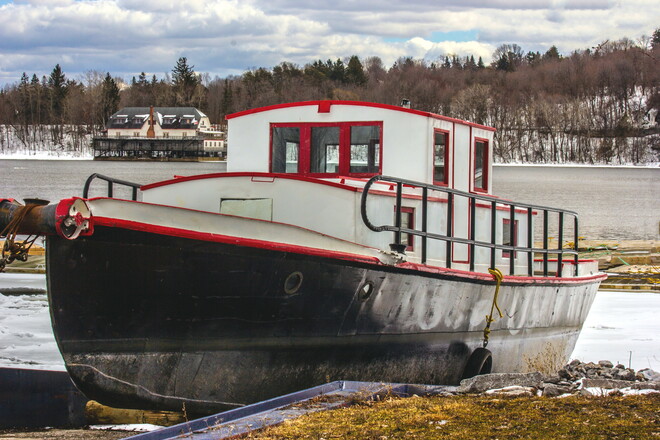 Tug boat 1123 Rue Jacques-Cartier, Gatineau, QC J8T 2W3, Canada