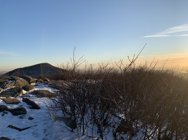 Magnifique vue du Pain de Sucre à partir du Sommet Dieppe Mont-Saint-Hilaire, Québec, CA