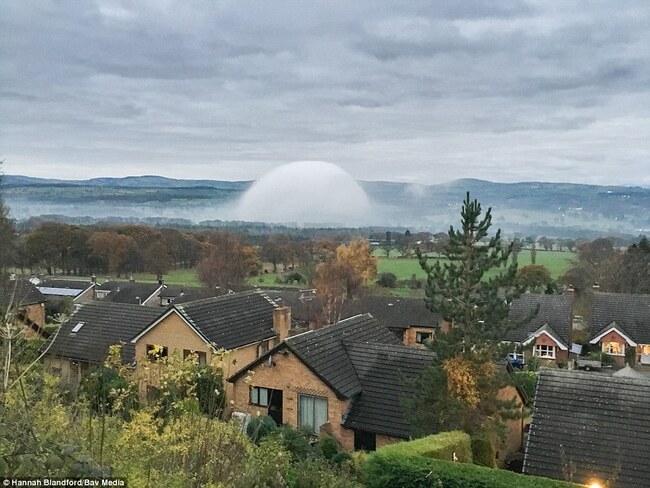 Rare 'fog dome' forms above north Wales as temperatures plummet to -4C on the co North Wales, Royaume-Uni