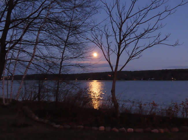 Superbe Lune Lac Magog, Québec