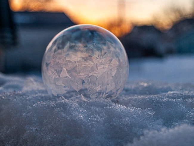 Frozen Bubbles Oyen, AB
