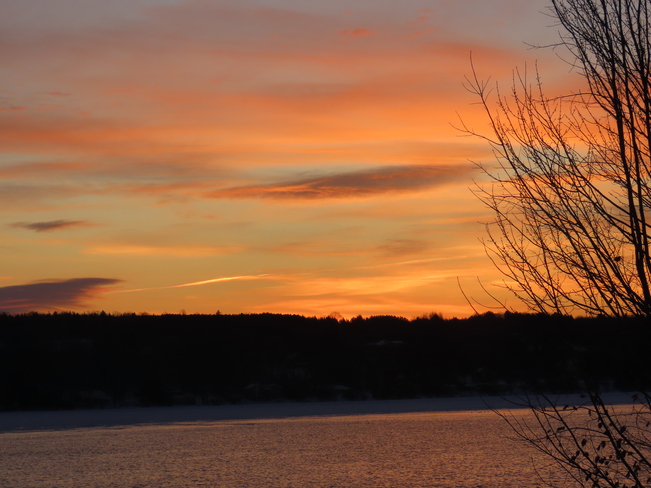 Lever du soleil. Lac Magog, Québec