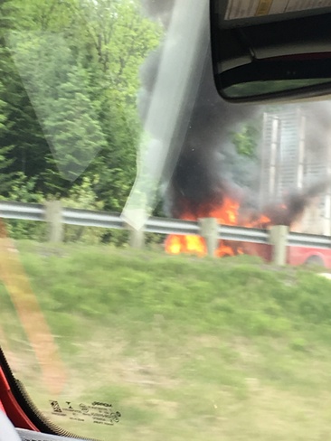 Un véhicule prend feu sur l'autoroute 