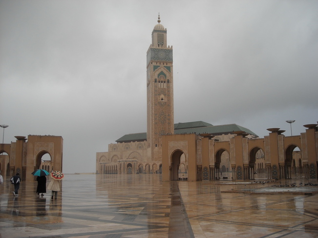 Mosquée par un temps pluvieux. Maroc