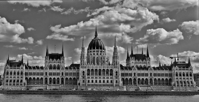 Parlement de Budapest sous un couvert de nuages, Budapest, Hongrie