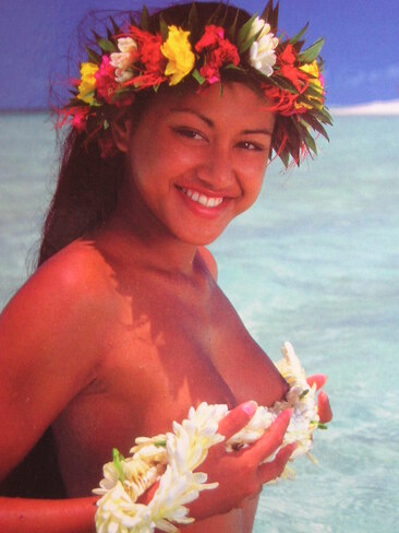 Jolie tahitienne au torse envoûtant et aux fleurs splendides. Tahiti, Polynésie française