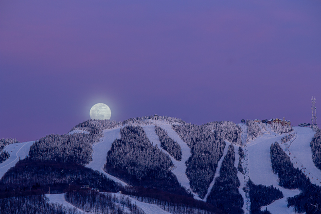 Pleine lune sur le Mont-Tremblant Mont Tremblant, Mont-Tremblant, QC