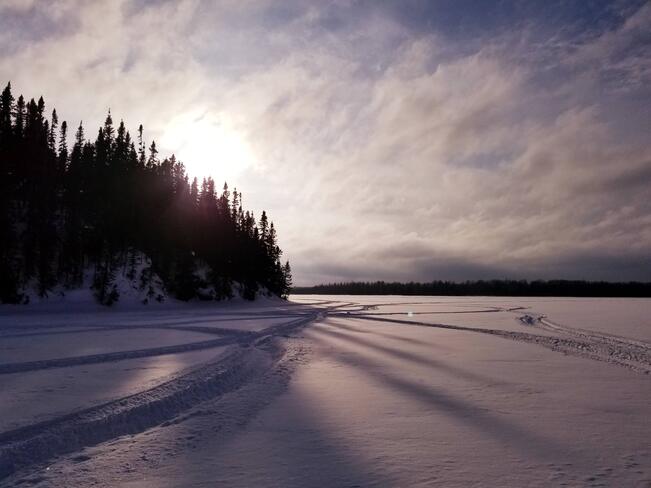 Soleil couchant sur le lac d'hiver Berry, Quebec, QC