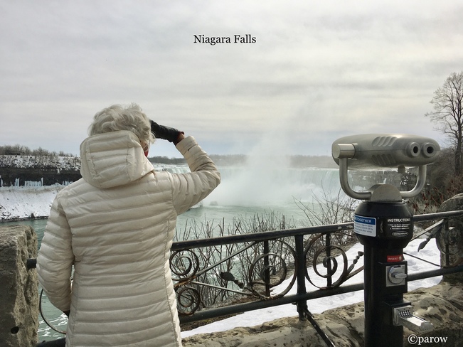 No people at Niagara Falls. 2 Canadians wearing masks. #backyardweather 6650 Niagara Pkwy, Niagara Falls, ON L2G, Canada