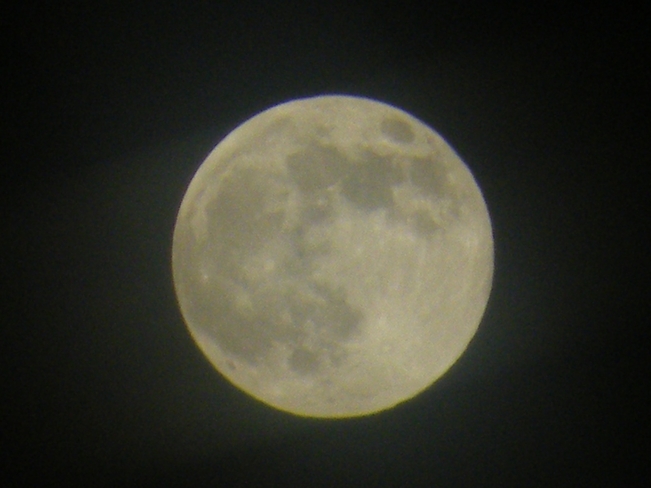 Pleine lune dans le ciel vide Laval, Québec, CA