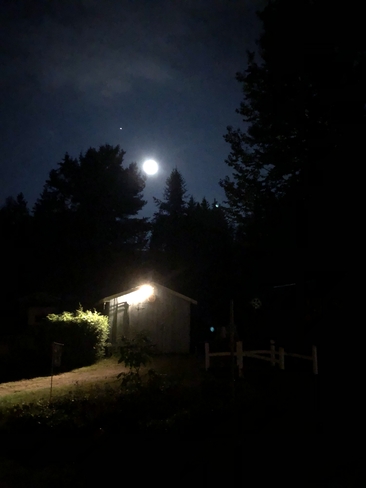 Mlle la Lune fait sa fraîche près d’une belle étoile Amherst, Québec, CA