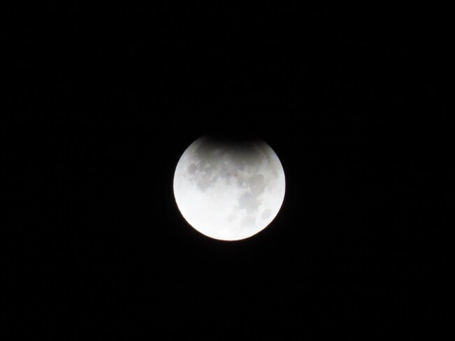 Éclipse lunaire. Lac Magog, Québec