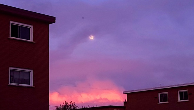 Ciel incandescent et lune Sherbrooke, QC