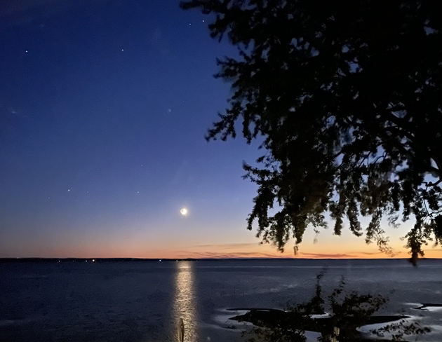Moon North Bay, Ontario, CA
